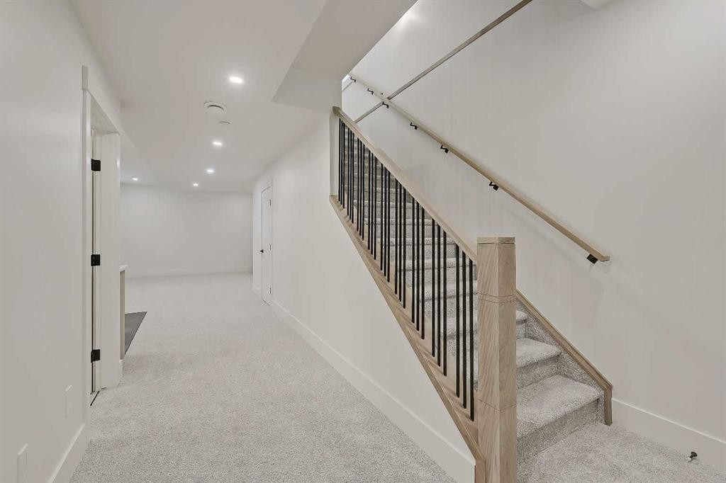1009 18 Avenue Nw, Calgary, AB - Indoor Photo Showing Other Room