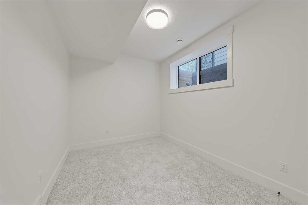 1009 18 Avenue Nw, Calgary, AB - Indoor Photo Showing Other Room