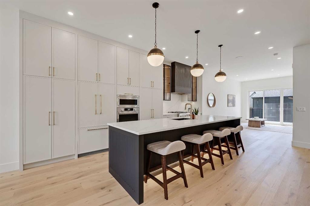 1009 18 Avenue Nw, Calgary, AB - Indoor Photo Showing Kitchen With Upgraded Kitchen