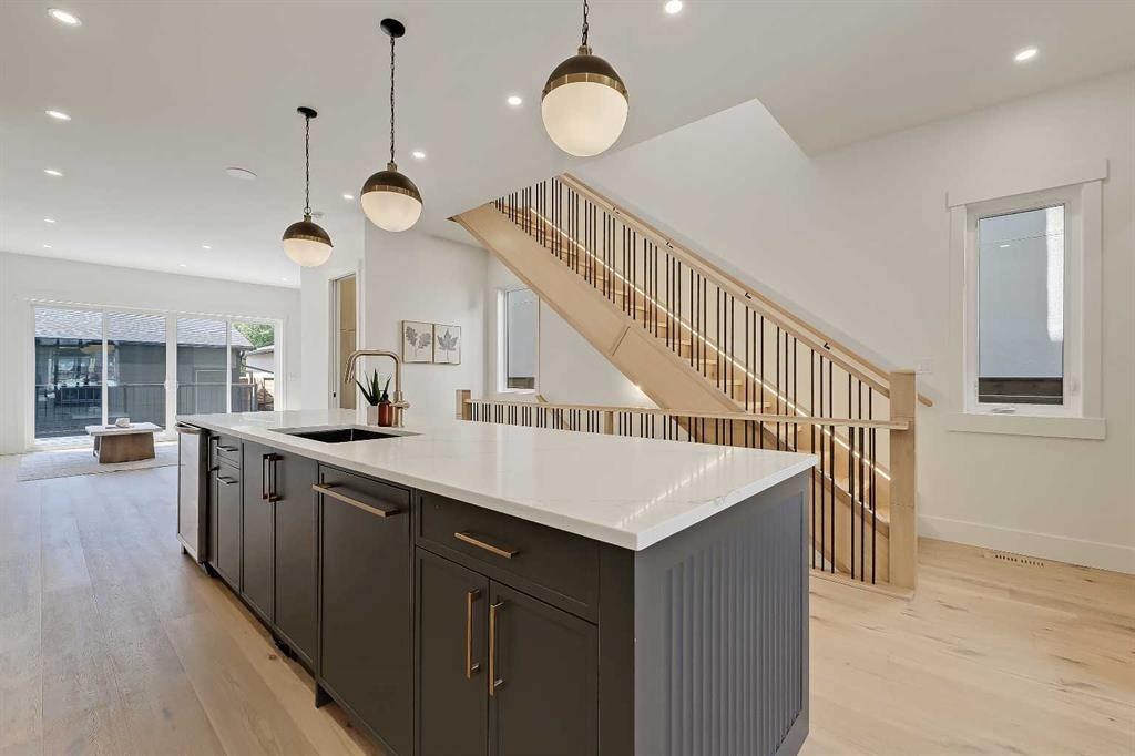1009 18 Avenue Nw, Calgary, AB - Indoor Photo Showing Kitchen With Upgraded Kitchen