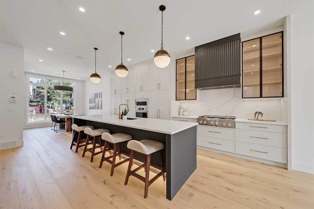 1009 18 Avenue Nw, Calgary, AB - Indoor Photo Showing Kitchen With Upgraded Kitchen