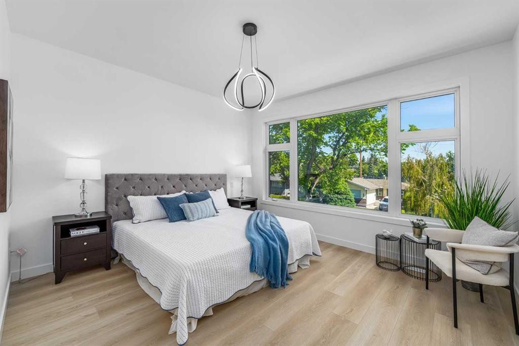 421 Hendon Drive Nw, Calgary, AB - Indoor Photo Showing Bedroom