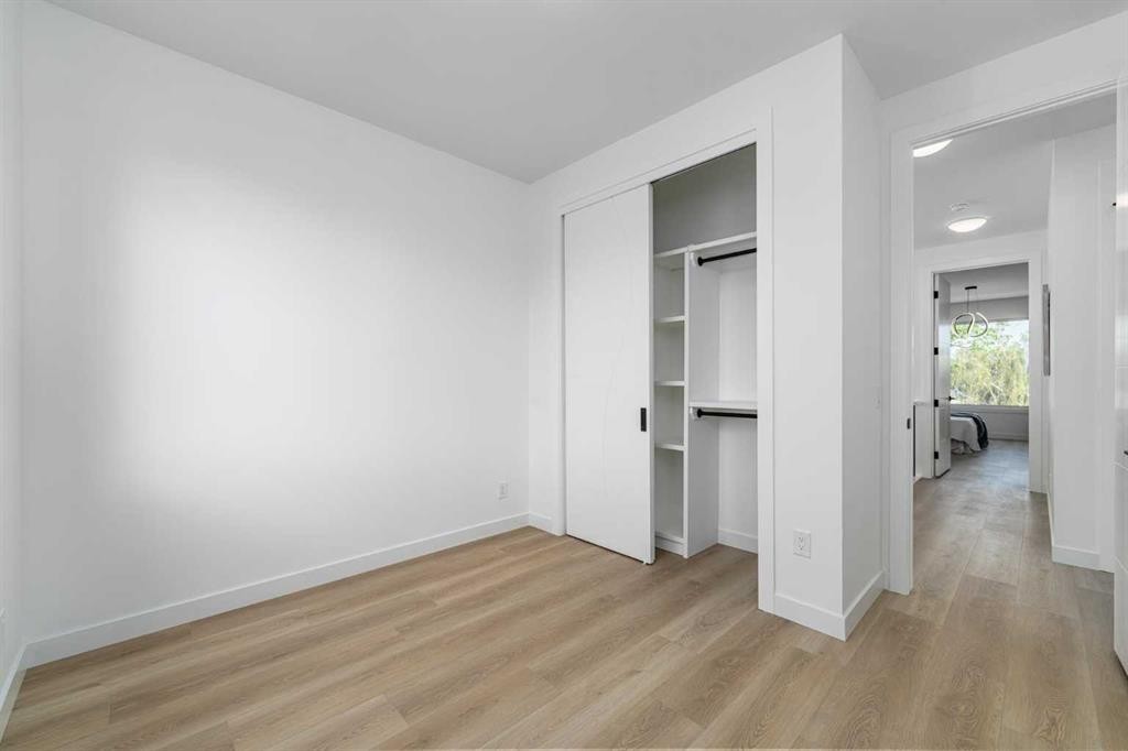 421 Hendon Drive Nw, Calgary, AB - Indoor Photo Showing Other Room