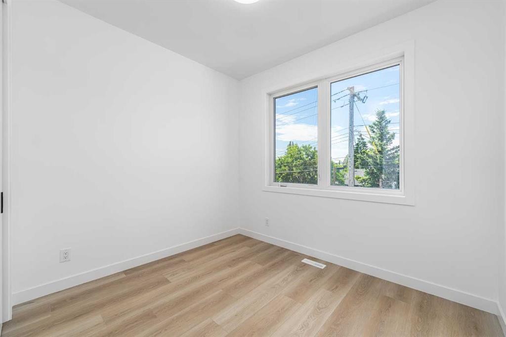 421 Hendon Drive Nw, Calgary, AB - Indoor Photo Showing Other Room