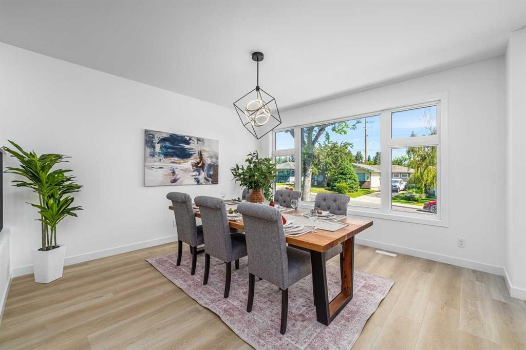421 Hendon Drive Nw, Calgary, AB - Indoor Photo Showing Dining Room