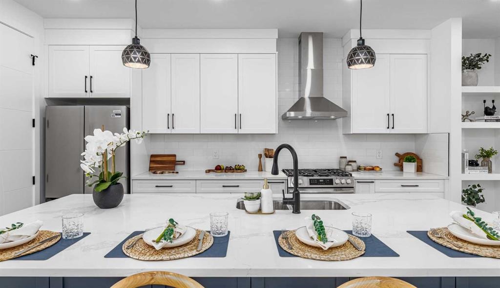 421 Hendon Drive Nw, Calgary, AB - Indoor Photo Showing Kitchen With Upgraded Kitchen