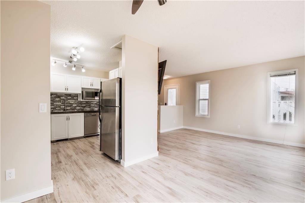 1019 Smith Avenue, Crossfield, AB - Indoor Photo Showing Kitchen