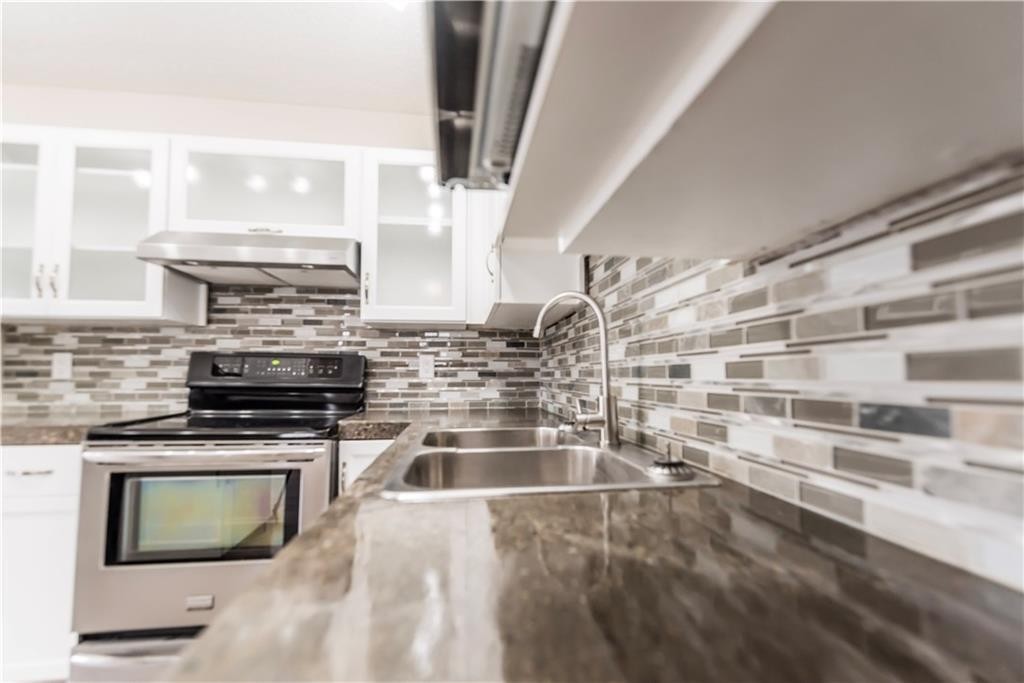 1019 Smith Avenue, Crossfield, AB - Indoor Photo Showing Kitchen With Double Sink With Upgraded Kitchen