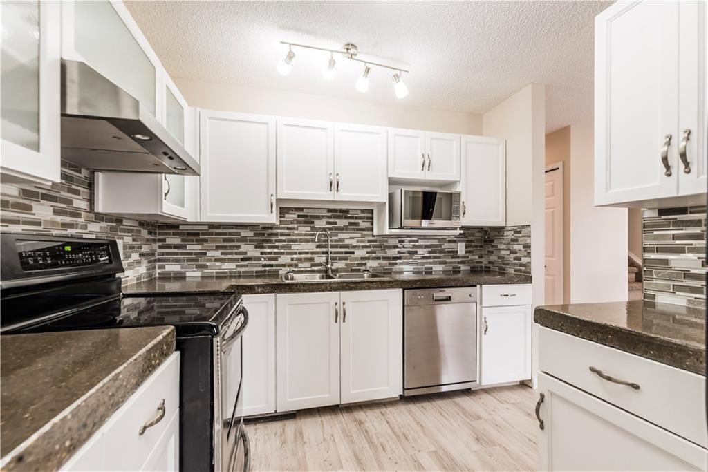 1019 Smith Avenue, Crossfield, AB - Indoor Photo Showing Kitchen With Stainless Steel Kitchen With Double Sink With Upgraded Kitchen