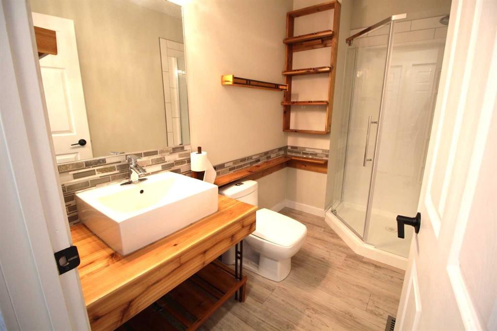 1019 Smith Avenue, Crossfield, AB - Indoor Photo Showing Bathroom