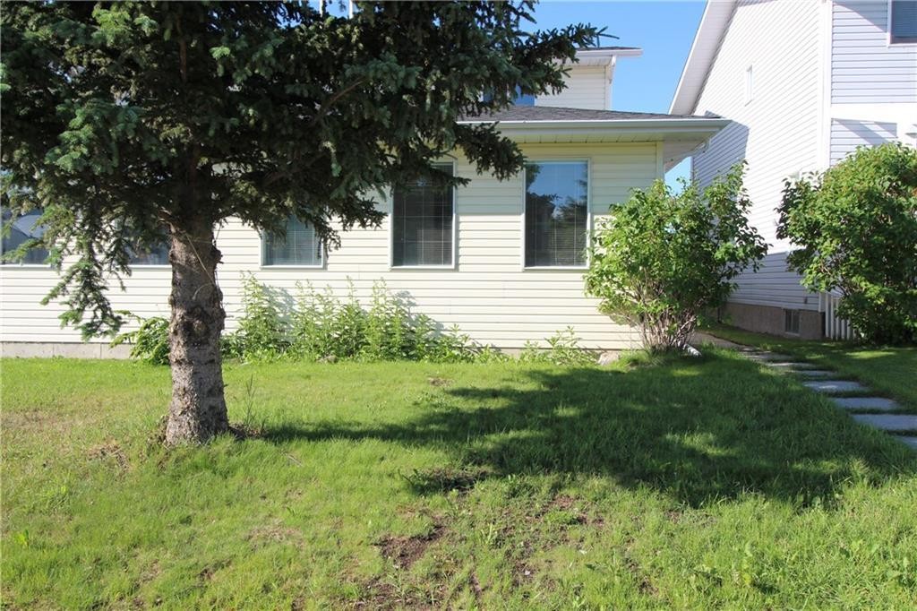 1019 Smith Avenue, Crossfield, AB - Outdoor