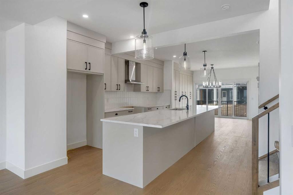 39 Heritage Ridge, Cochrane, AB - Indoor Photo Showing Kitchen With Upgraded Kitchen