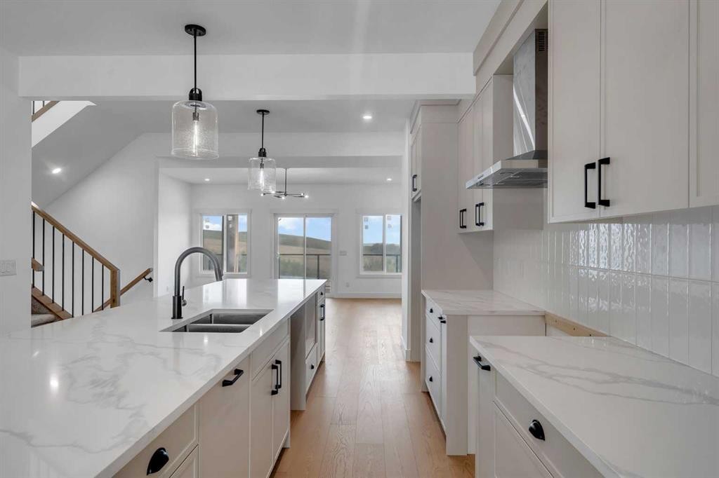 39 Heritage Ridge, Cochrane, AB - Indoor Photo Showing Kitchen With Double Sink With Upgraded Kitchen