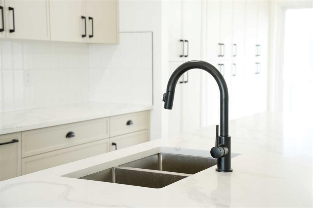 39 Heritage Ridge, Cochrane, AB - Indoor Photo Showing Kitchen With Double Sink