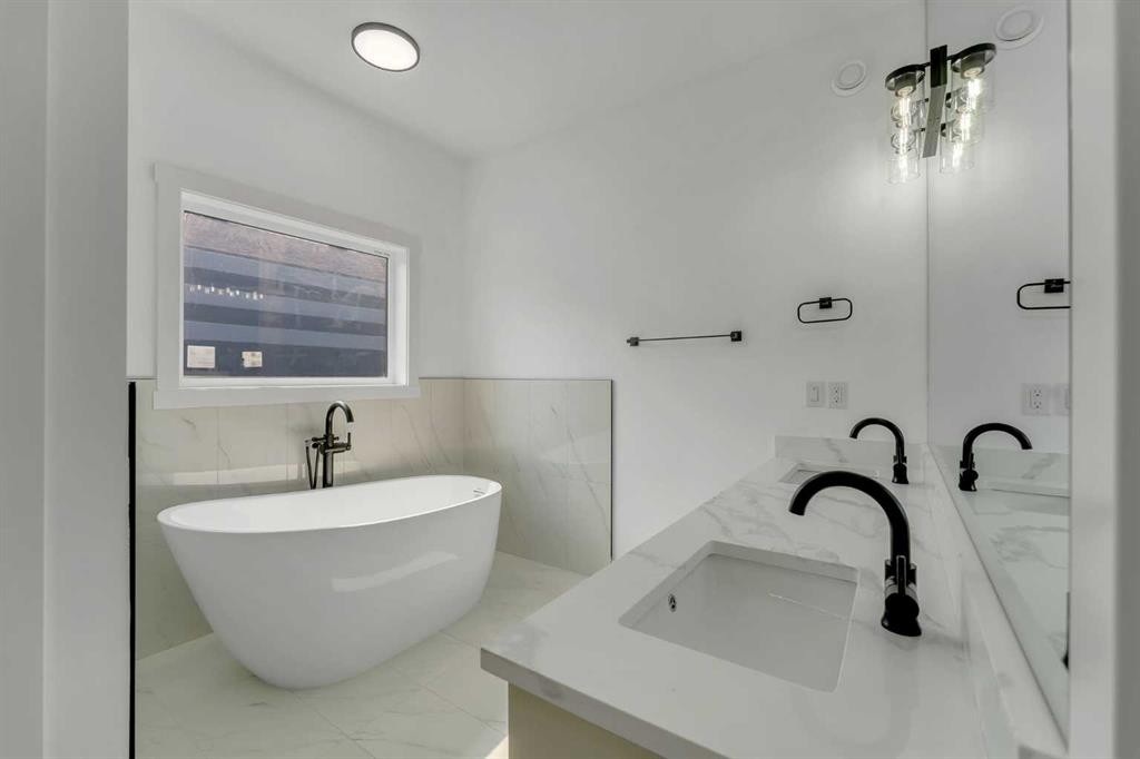 39 Heritage Ridge, Cochrane, AB - Indoor Photo Showing Bathroom