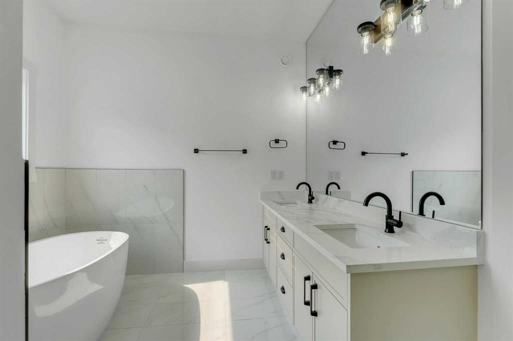 39 Heritage Ridge, Cochrane, AB - Indoor Photo Showing Bathroom