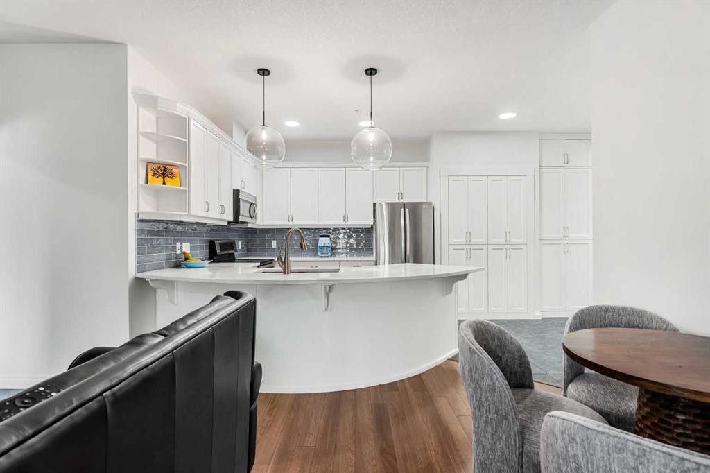 5208-14 Hemlock Crescent Sw, Calgary, AB - Indoor Photo Showing Kitchen