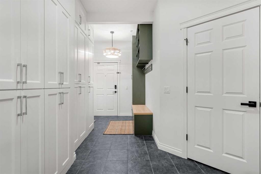 5208-14 Hemlock Crescent Sw, Calgary, AB - Indoor Photo Showing Other Room