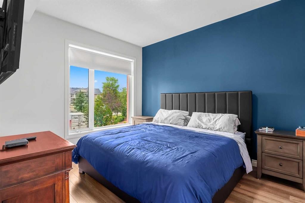 5208-14 Hemlock Crescent Sw, Calgary, AB - Indoor Photo Showing Bedroom