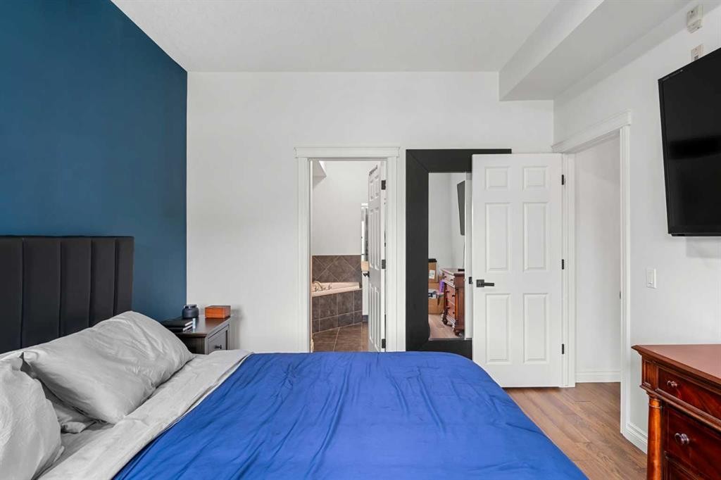 5208-14 Hemlock Crescent Sw, Calgary, AB - Indoor Photo Showing Bedroom