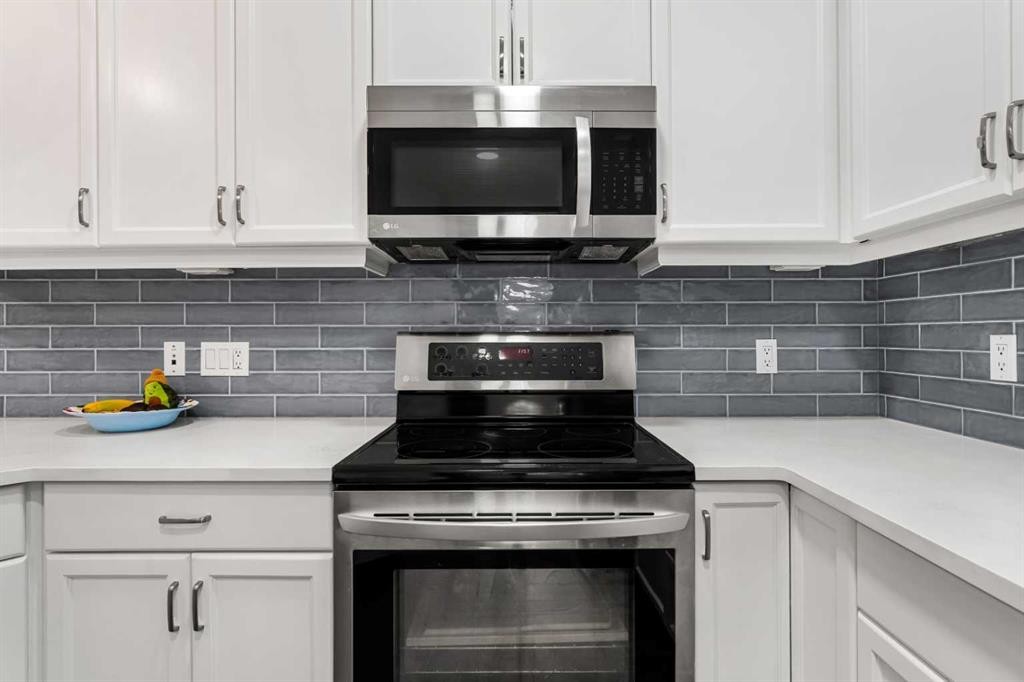 5208-14 Hemlock Crescent Sw, Calgary, AB - Indoor Photo Showing Kitchen With Upgraded Kitchen