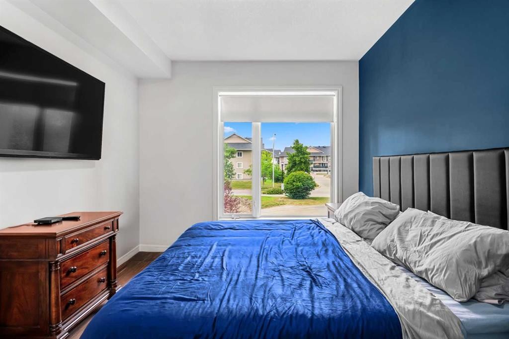 5208-14 Hemlock Crescent Sw, Calgary, AB - Indoor Photo Showing Bedroom