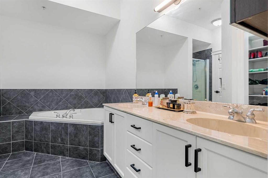 5208-14 Hemlock Crescent Sw, Calgary, AB - Indoor Photo Showing Bathroom