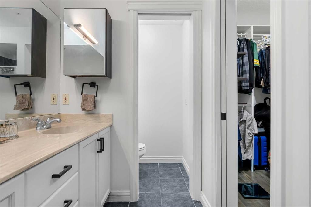 5208-14 Hemlock Crescent Sw, Calgary, AB - Indoor Photo Showing Other Room