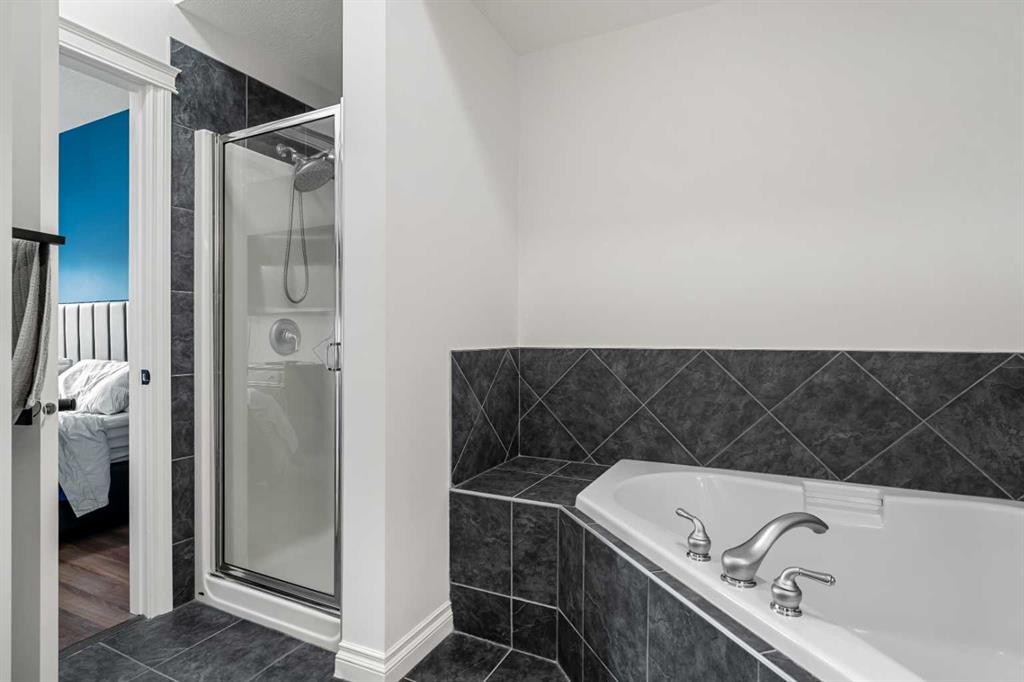 5208-14 Hemlock Crescent Sw, Calgary, AB - Indoor Photo Showing Bathroom