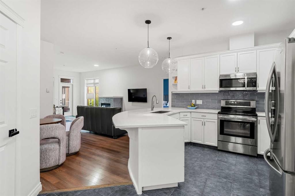 5208-14 Hemlock Crescent Sw, Calgary, AB - Indoor Photo Showing Kitchen With Stainless Steel Kitchen With Upgraded Kitchen