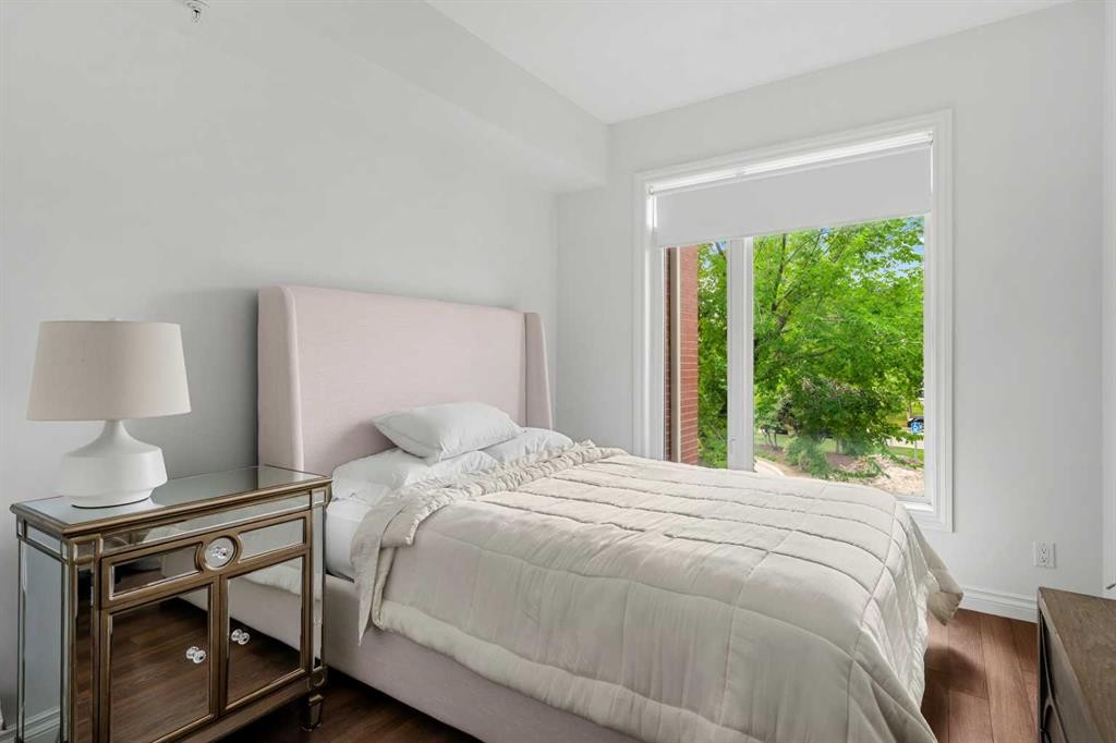 5208-14 Hemlock Crescent Sw, Calgary, AB - Indoor Photo Showing Bedroom