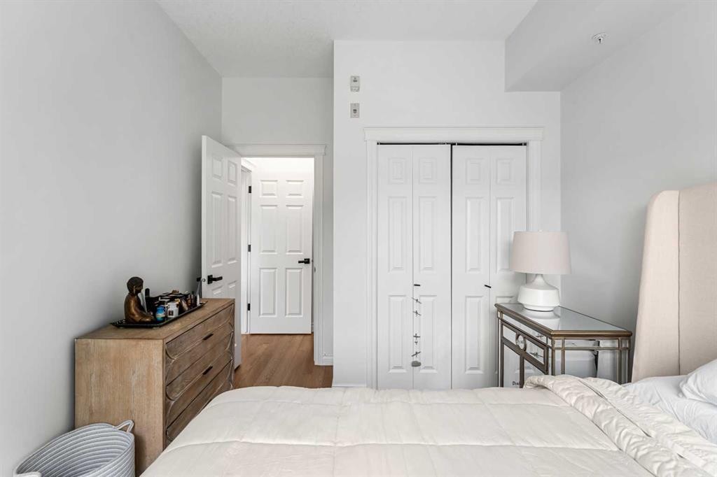 5208-14 Hemlock Crescent Sw, Calgary, AB - Indoor Photo Showing Bedroom
