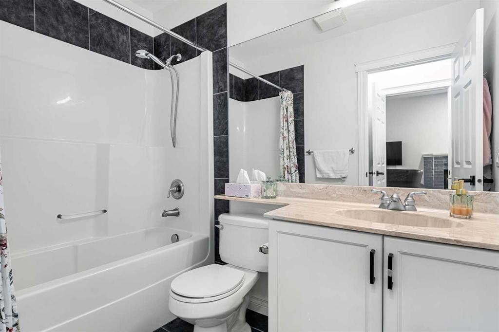 5208-14 Hemlock Crescent Sw, Calgary, AB - Indoor Photo Showing Bathroom