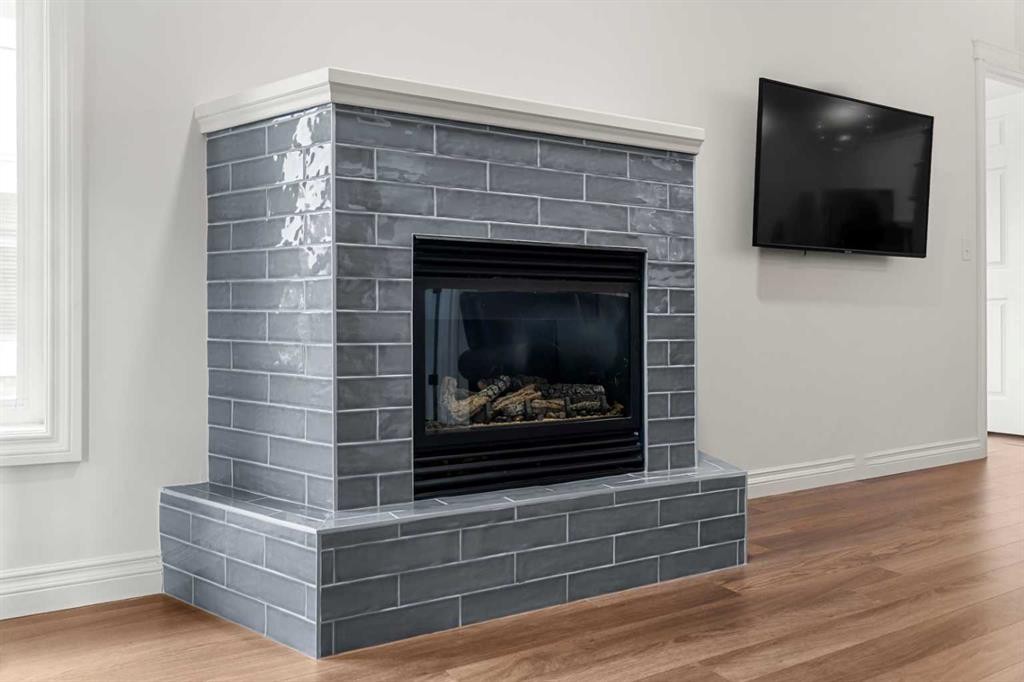 5208-14 Hemlock Crescent Sw, Calgary, AB - Indoor Photo Showing Living Room With Fireplace