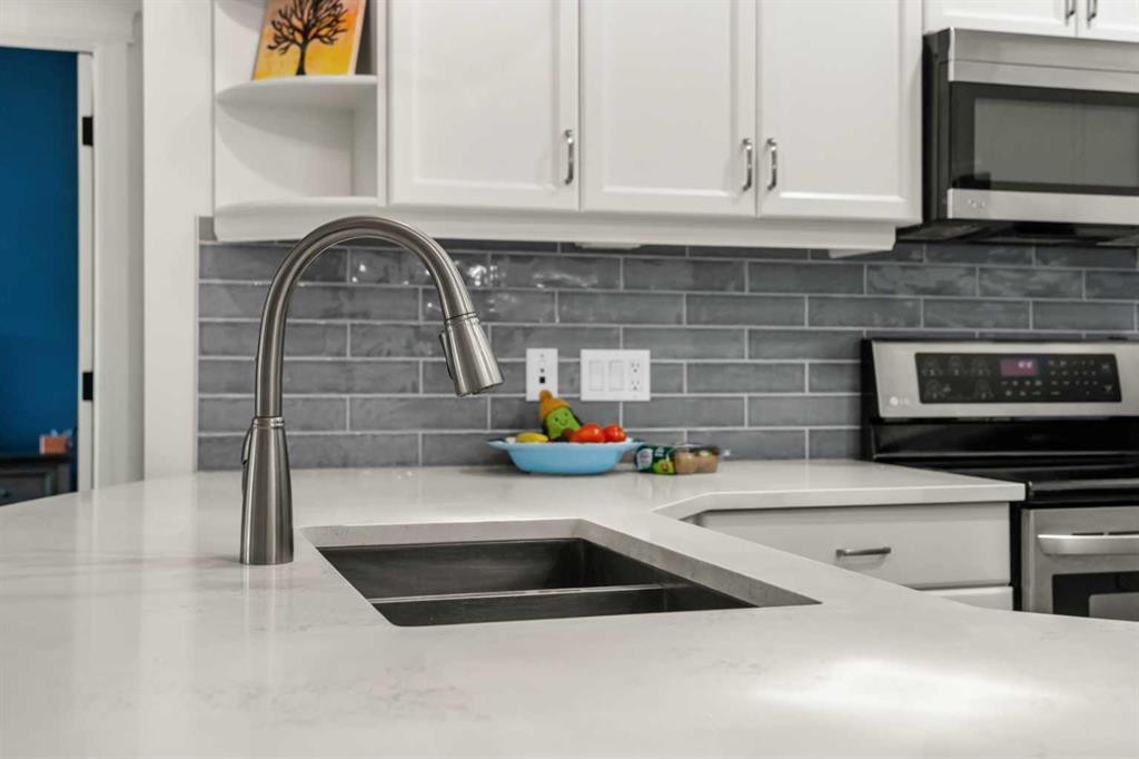 5208-14 Hemlock Crescent Sw, Calgary, AB - Indoor Photo Showing Kitchen With Double Sink