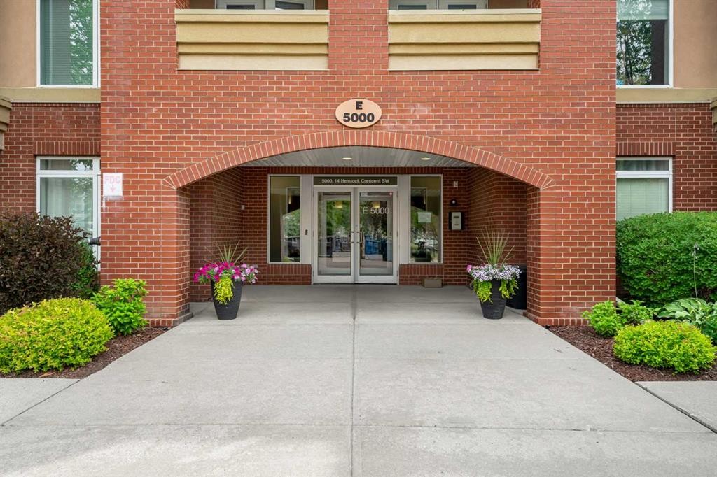 5208-14 Hemlock Crescent Sw, Calgary, AB - Outdoor With Exterior