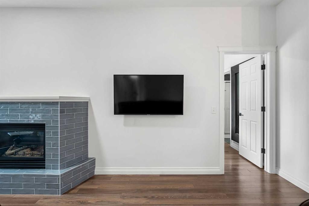 5208-14 Hemlock Crescent Sw, Calgary, AB - Indoor With Fireplace