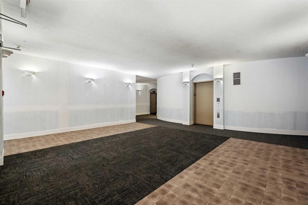 5208-14 Hemlock Crescent Sw, Calgary, AB - Indoor Photo Showing Other Room