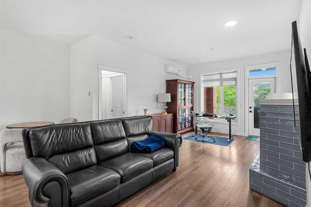 5208-14 Hemlock Crescent Sw, Calgary, AB - Indoor Photo Showing Living Room