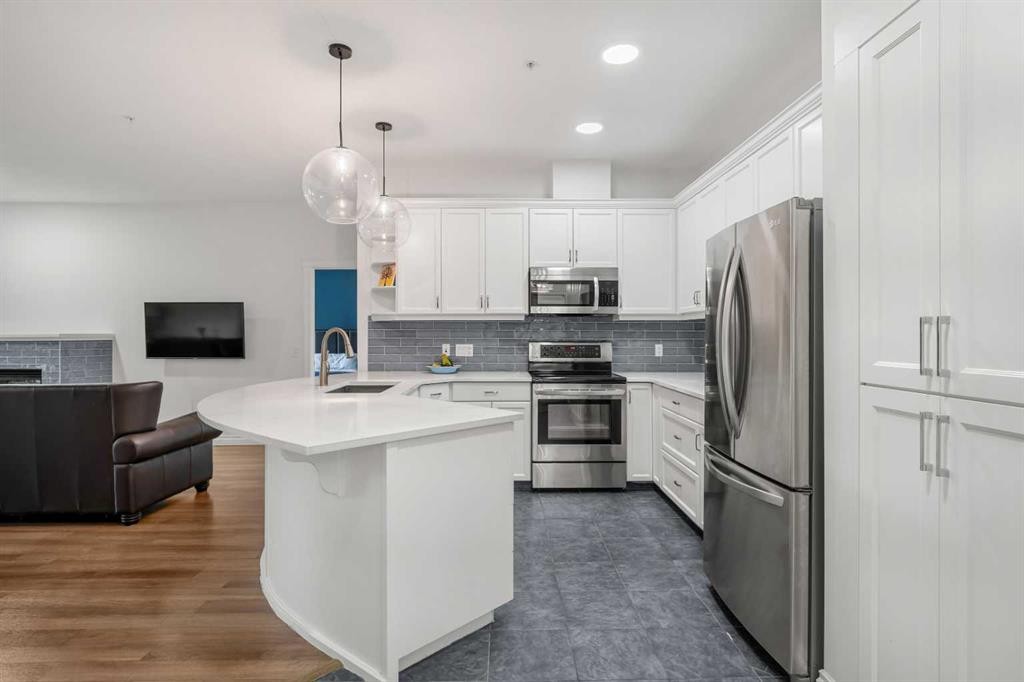 5208-14 Hemlock Crescent Sw, Calgary, AB - Indoor Photo Showing Kitchen With Stainless Steel Kitchen With Upgraded Kitchen