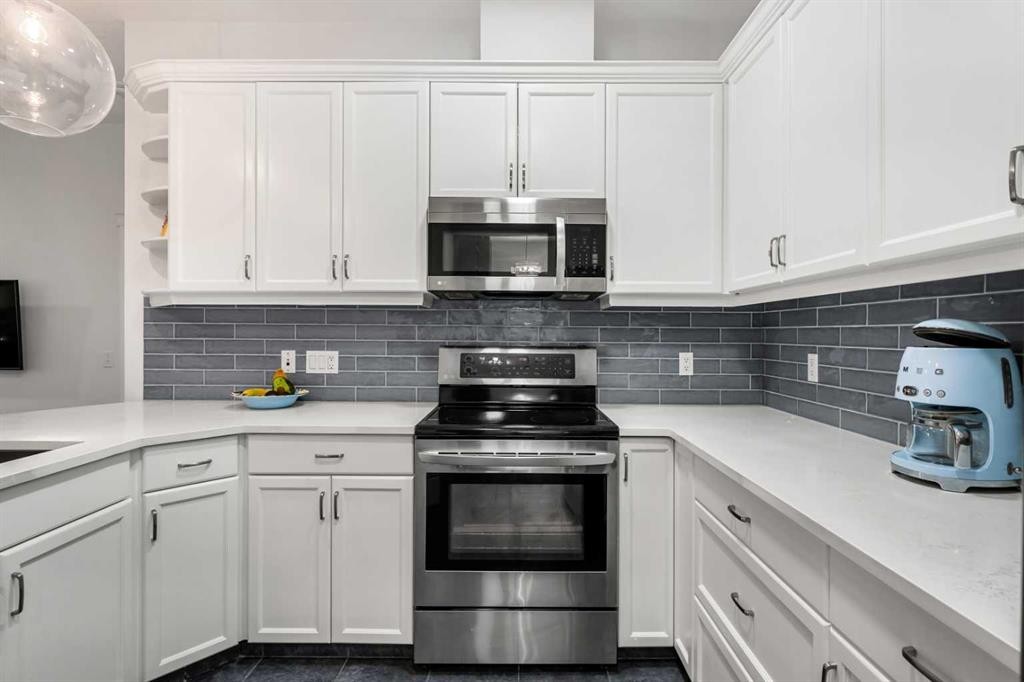 5208-14 Hemlock Crescent Sw, Calgary, AB - Indoor Photo Showing Kitchen