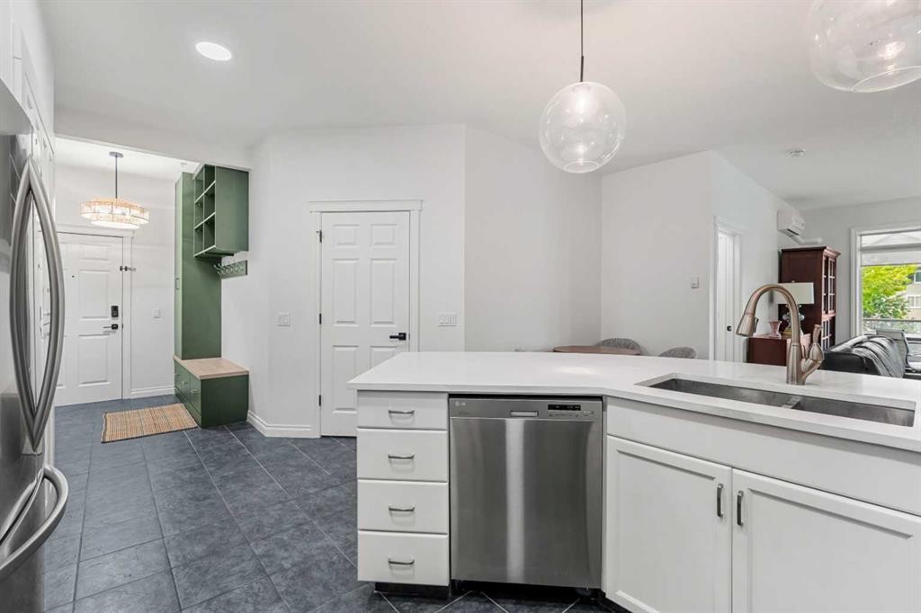 5208-14 Hemlock Crescent Sw, Calgary, AB - Indoor Photo Showing Kitchen With Double Sink