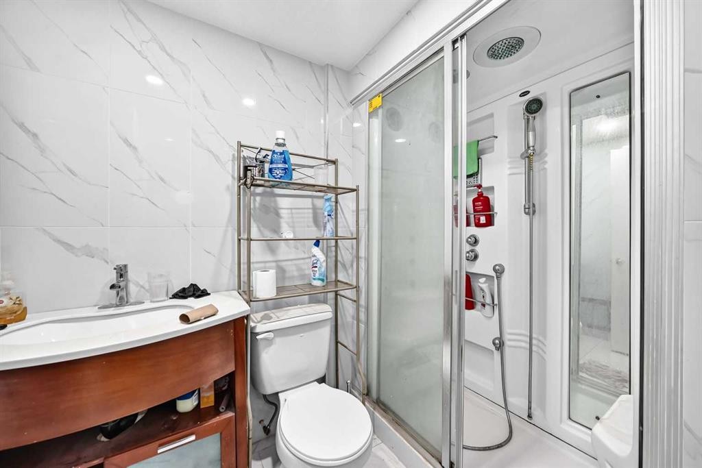 6016 18 Avenue Ne, Calgary, AB - Indoor Photo Showing Bathroom
