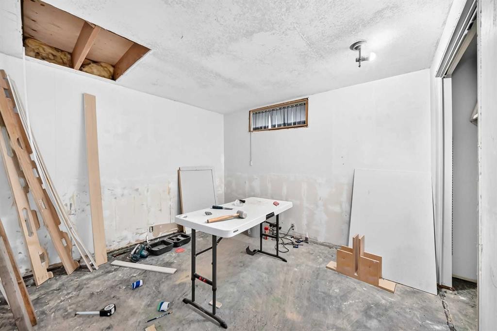 6016 18 Avenue Ne, Calgary, AB - Indoor