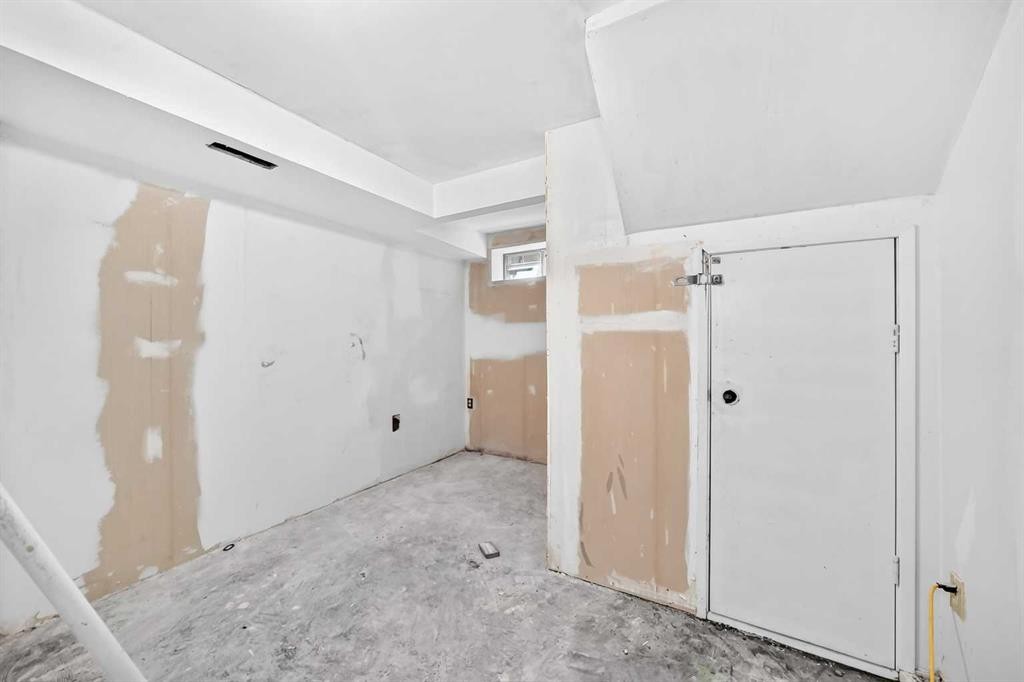 6016 18 Avenue Ne, Calgary, AB - Indoor Photo Showing Other Room