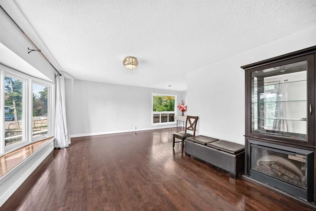 6016 18 Avenue Ne, Calgary, AB - Indoor With Fireplace