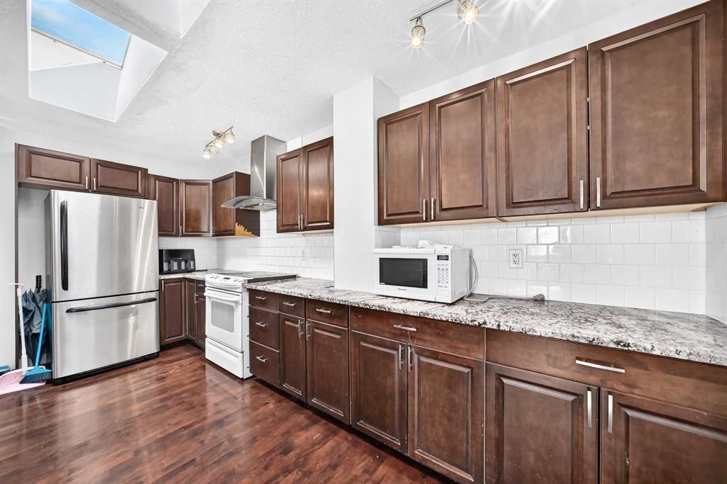 6016 18 Avenue Ne, Calgary, AB - Indoor Photo Showing Kitchen