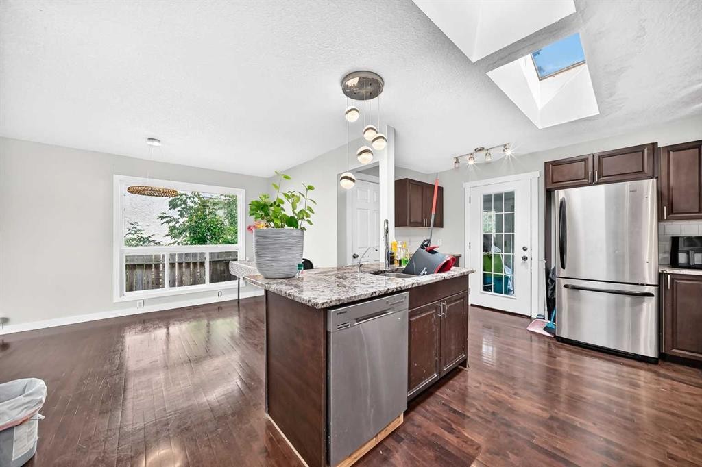 6016 18 Avenue Ne, Calgary, AB - Indoor Photo Showing Kitchen