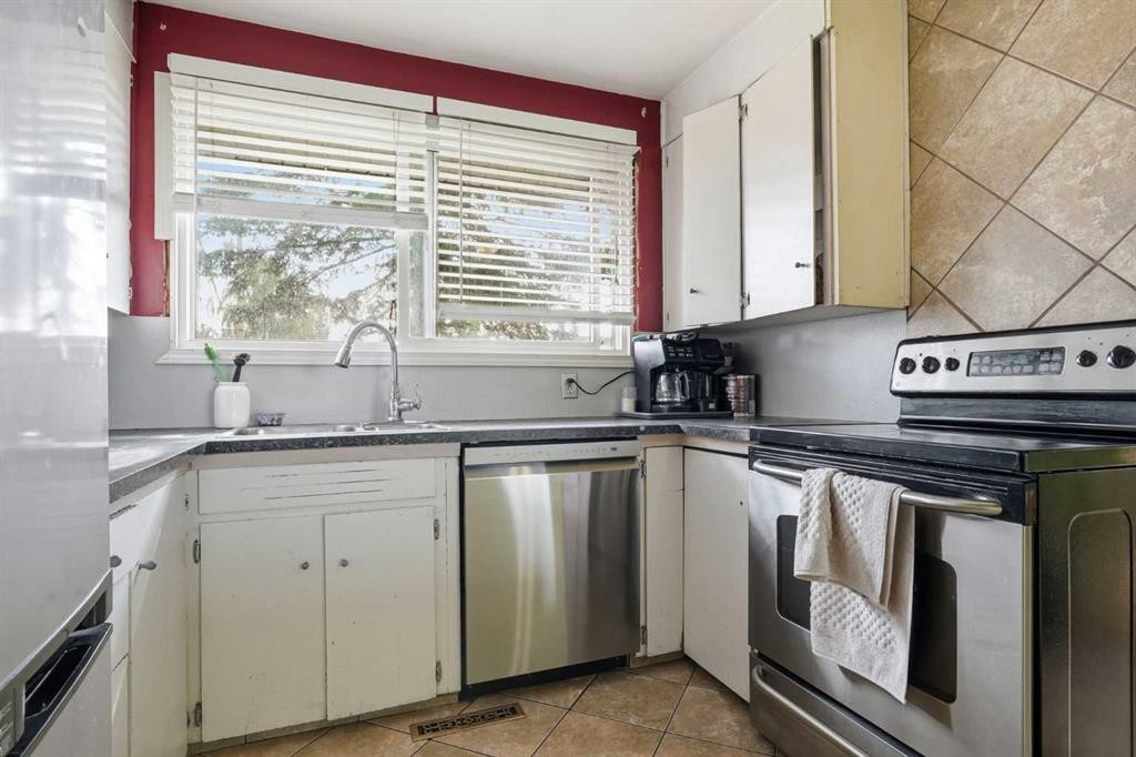 9032 Fairmount Drive Se, Calgary, AB - Indoor Photo Showing Kitchen