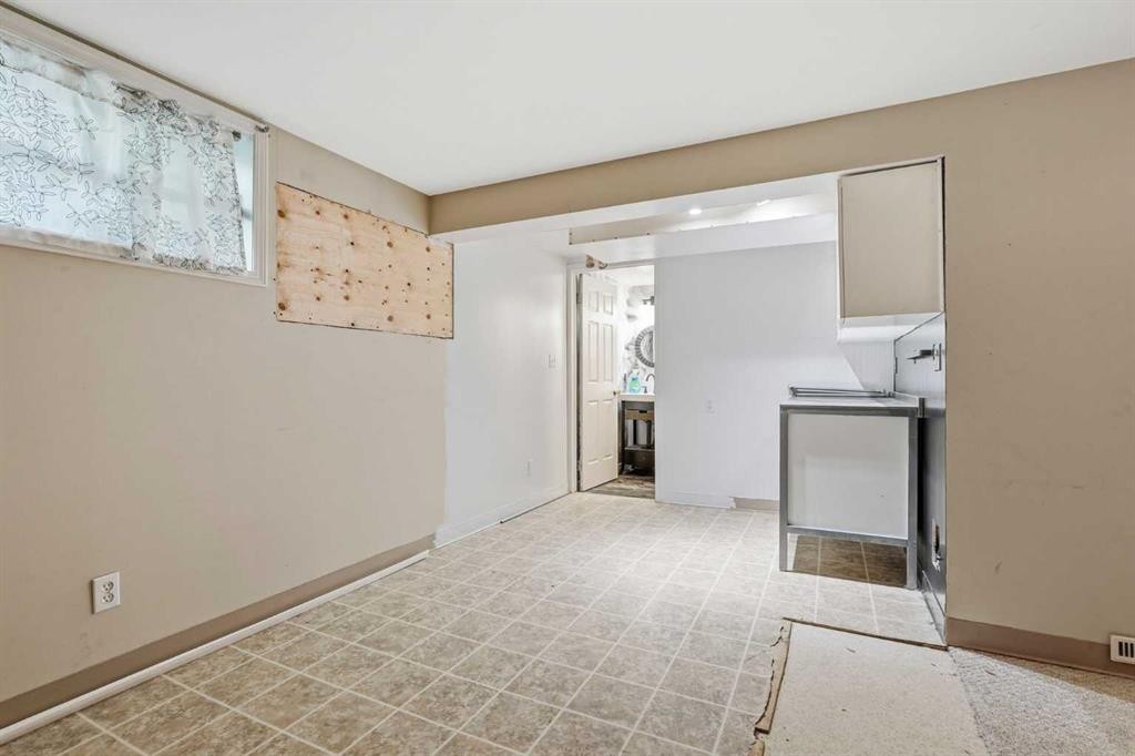 9032 Fairmount Drive Se, Calgary, AB - Indoor Photo Showing Other Room